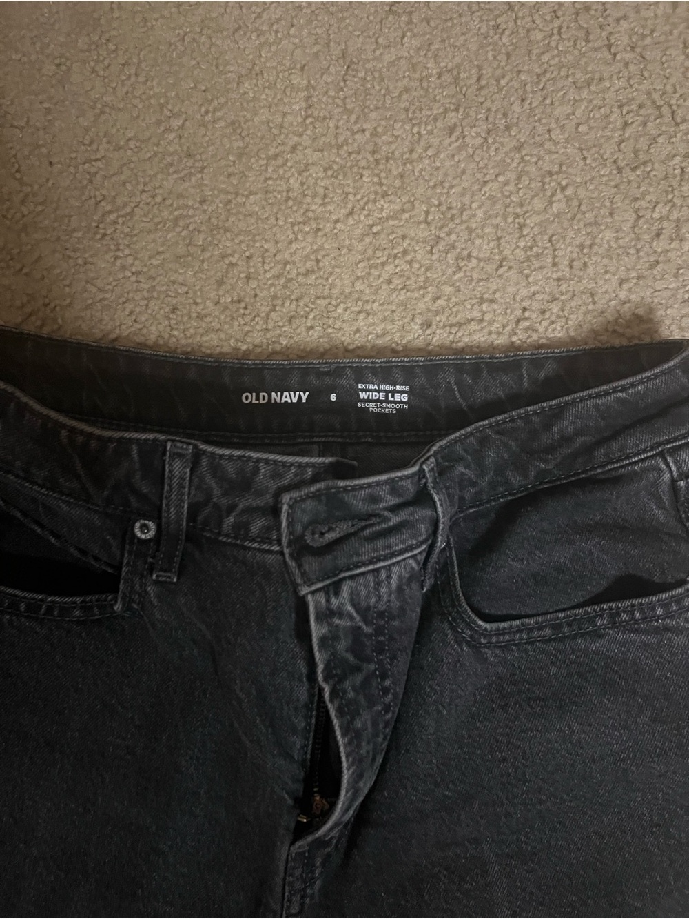 Old Navy High-Rise Straight-Leg Jeans in Washed Black - Picture 3 of 7